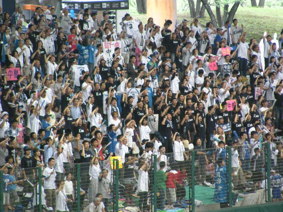 西武ドームホーム側外野自由席　熱い応援の埼玉西武ライオンズファンたち
